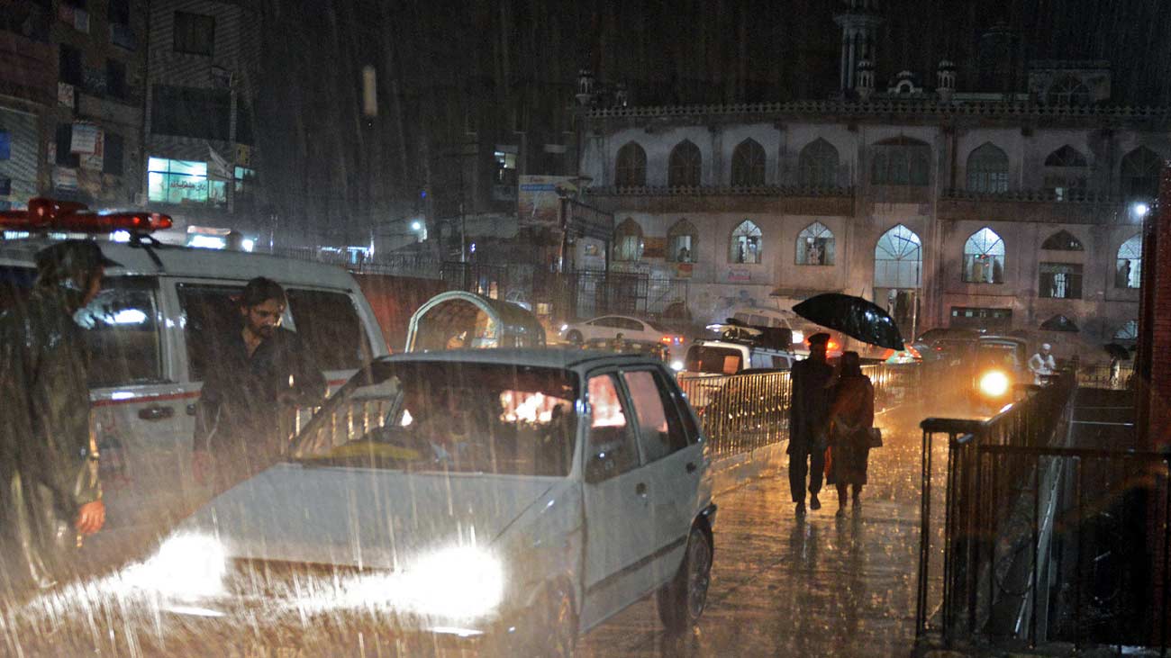 صوبائی ڈیزاسٹر مینجمنٹ اتھارٹی (پی ڈی ایم اے) خیبرپختونخوا نے صوبے کے بیشتر اضلاع میں گرج چمک کے ساتھ بارش اور پہاڑوں پر برفباری کی پیشگوئی کر دی۔
