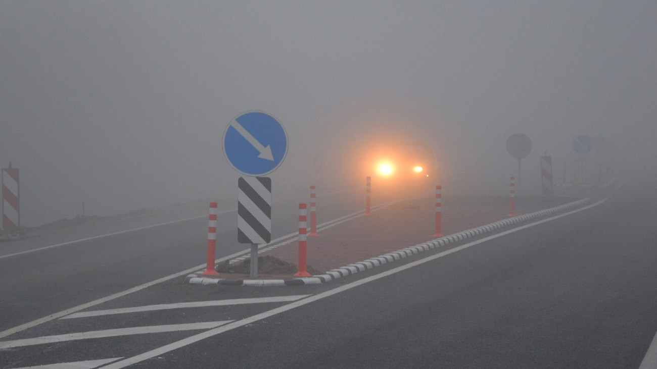 سورج ڈھلتے ہی پنجاب کے میدانی علاقوں کو  دھند نے اپنی لپیٹ میں لے لیا۔