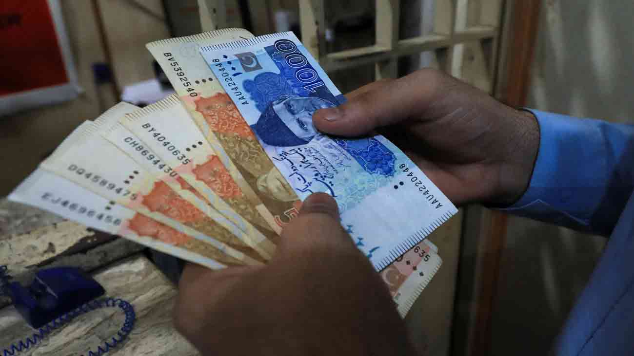 پنجاب حکومت نے سرکاری ملازمین کی تنخواہوں کے نظام میں بڑی تبدیلی کرتے ہوئے کیش اور چیک کے ذریعے ادائیگی کا طریقہ مکمل طور پر بند کر دیا