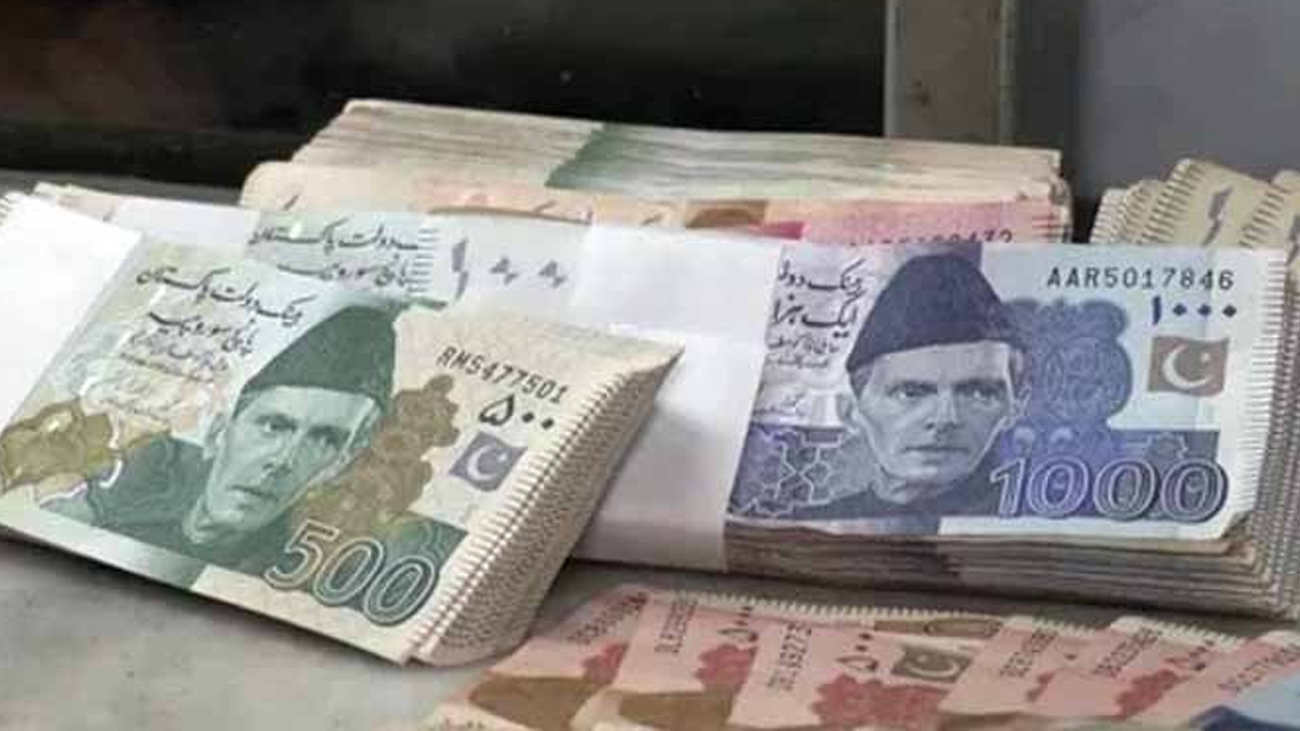 ملک پر مجموعی قرضوں کا بوجھ 76 ہزار ارب روپے سے متجاوز ملک پر مجموعی قرضوں کا بوجھ 76 ہزار ارب روپے سے تجاوز کر گیا۔
