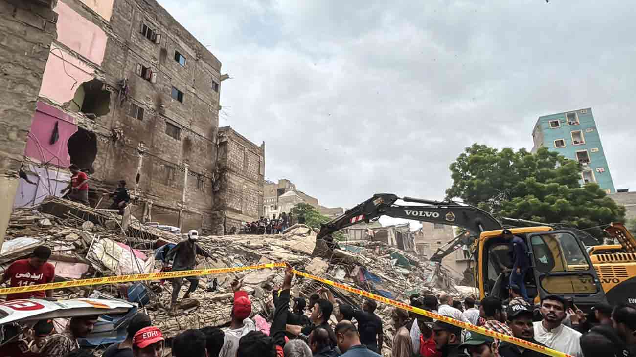 کراچی: 5 منزلہ عمارت زمین بوس، 7 افراد جاں بحق، 8 زخمی Karachi building collapse