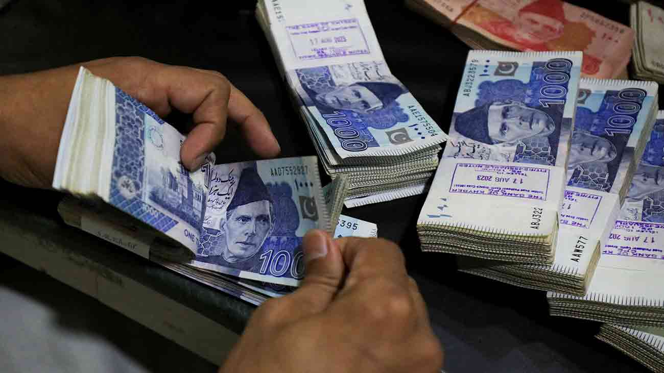 سرکاری ملازمین کی تنخواہوں میں اضافے کا نوٹیفکیشن جاری وفاقی سرکاری ملازمین کی تنخواہوں میں 10 فیصد اضافے اور گریڈ ایک سے 22 تک کے ملازمین اور افسران کی تنخواہوں میں 30 فیصد ڈسپیریٹی ریڈکشن الاؤنس کا نوٹیفکیشن جاری کر دیا گیا