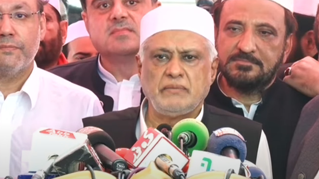 اسحاق ڈار نے نواز،عمران ملاقات کی خبروں کو افواہیں قرار دیدیا نائب وزیراعظم و وزیر خارجہ اسحاق ڈار نے لیگی صدر میاں نواز شریف کی بانی پی ٹی آئی عمران خان سے ملاقات کی خبروں کو افواہیں قرار دے دیا۔