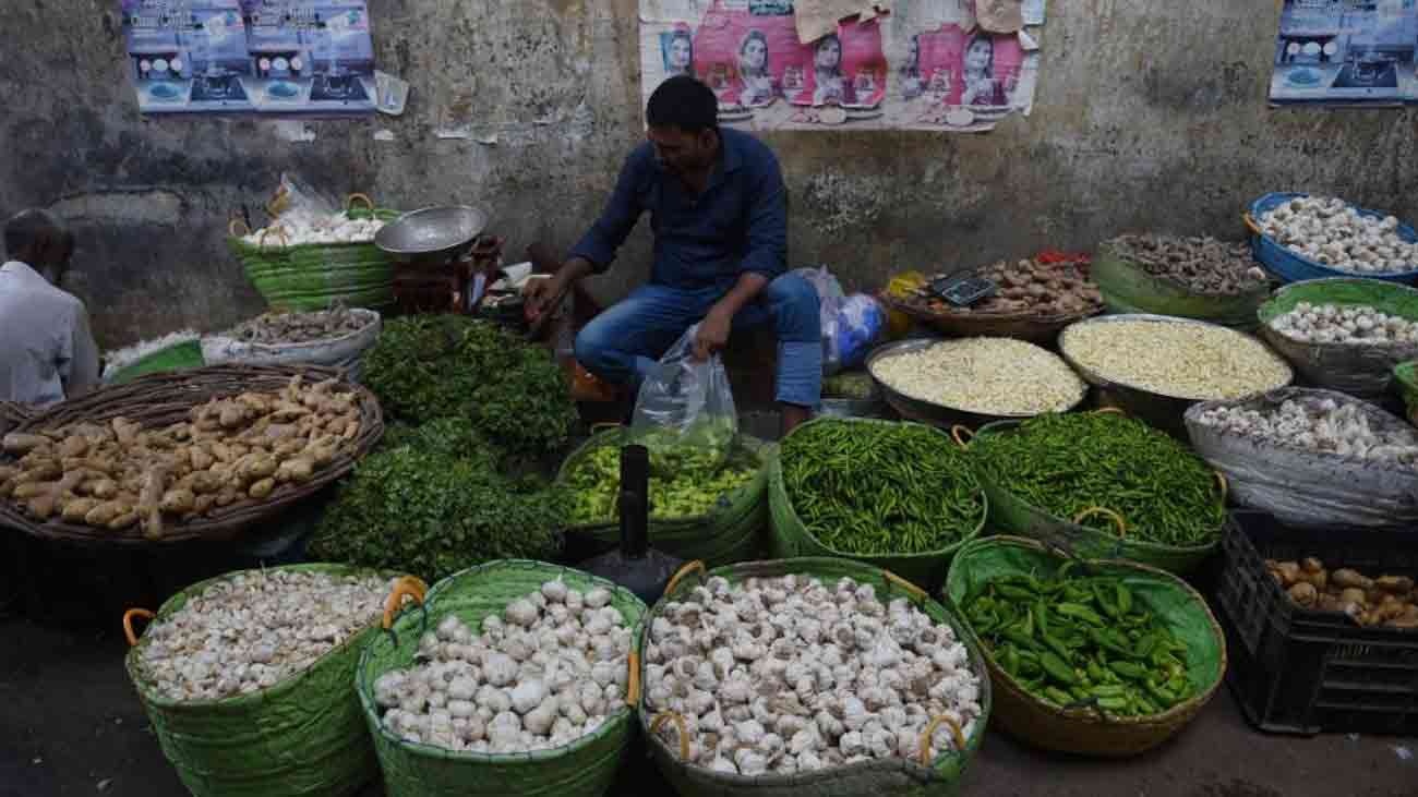 اشیائے خوردونوش کی قیمتوں میں اضافہ، شہری پریشان لاہور سمیت پنجاب بھر میں اشیائے خوردونوش کی قیمتوں میں اتار چڑھاؤ کا سلسلہ جاری ہے، جس نے عام شہری کی پریشانیوں میں مزید اضافہ کر دیا