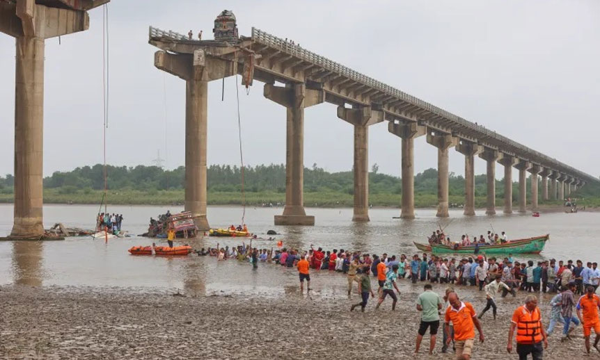 بھارت کے شہر گجرات میں پل گرنے کا افسوسناک واقعہ، 9 افراد جاں بحق Gujarat bridge collapse
