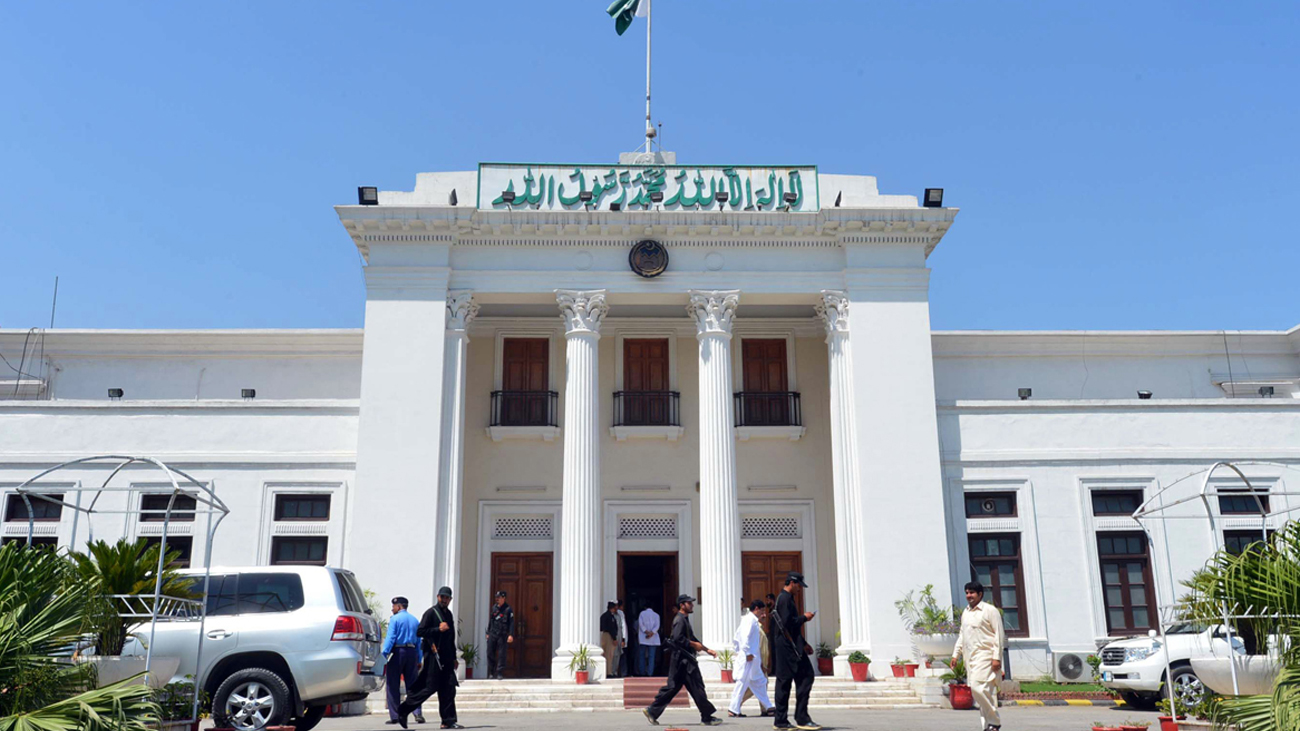خیبرپختونخوا: مخصوص نشستوں پر حلف کیلئے اجلاس بلانے سے انکار خیبر پختونخوا اسمبلی کی مخصوص نشستوں پر ارکان کے حلف کے معاملے پر سپیکر نے اجلاس بلانے سے معذرت کرلی