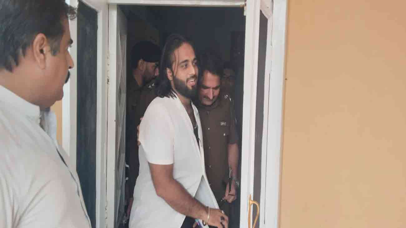 ملازم پر فائرنگ، بشریٰ بی بی کا بیٹا موسی گرفتار بشریٰ بی بی اور خاور مانیکا کے بیٹے موسی نے جلد کام نہ کرنے پر اپنے ملازم علی بہادر پر فائرنگ کر دی جس وہ زخمی ہوگئے