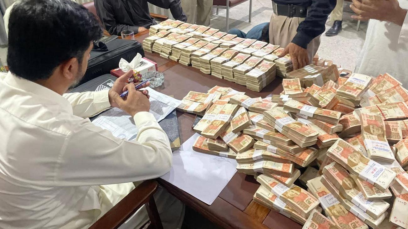 خیبرپختونخوا میگا کرپشن سکینڈل میں مزید سنسنی خیز انکشافات خیبرپختونخوا میگا کرپشن سکینڈل میں مزید سنسنی خیز انکشافات سامنے آئے ہیں، لگژری گاڑیوں اور جائیدادوں کی تفصیلات، تصاویر اور ویڈیوز منظر عام پر آگئی ہیں