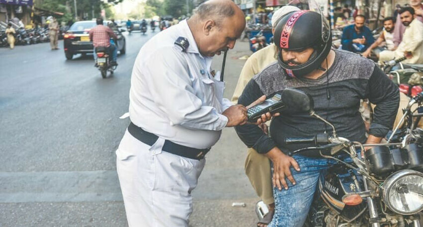 بغیر ہیلمٹ موٹر سائیکل چلانے والوں کے خلاف بڑی کارروائی، ہزاروں جرمانے عائد motorcycle helmet crackdown