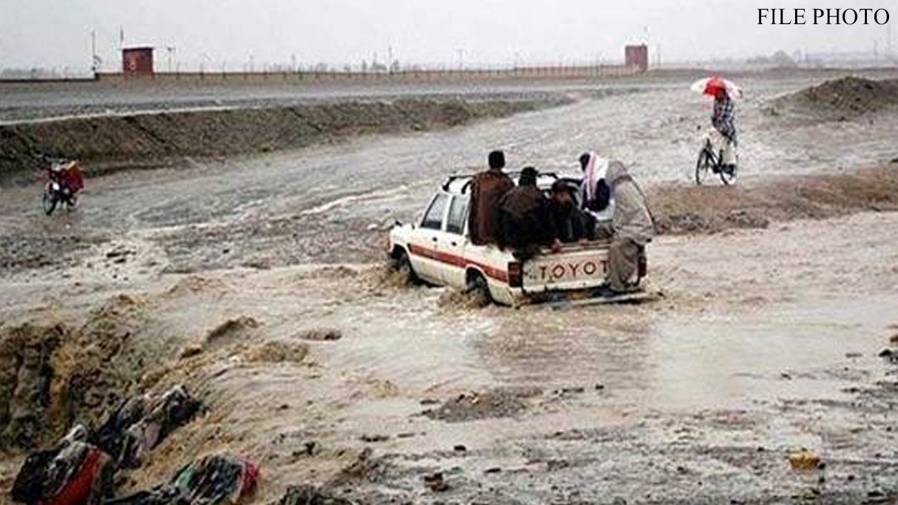گلگت : سیاحوں کی 8 گاڑیاں سیلابی ریلے میں بہہ گئیں گلگت بلتستان میں سیلاب نے تباہی مچا دی، شاہراہ تھک بابو سر کے مقام پر سیاحوں کی 8 گاڑیاں سیلابی ریلے میں بہہ گئیں۔