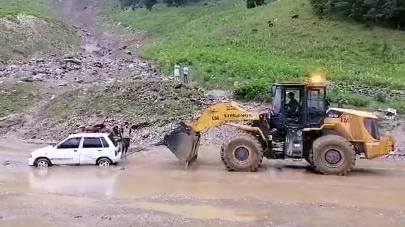 کلاؤڈ برسٹ سے جھیل سیف الملوک روڈ بند ہونے کے باعث متعدد سیاح پھنس گئے۔