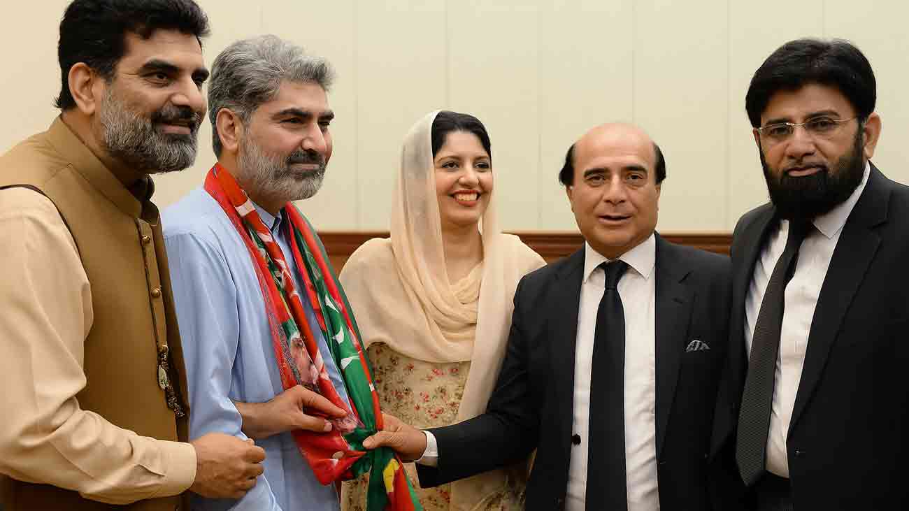 تحریک لبیک پاکستان (ٹی ایل پی) کے سرگرم رہنما اور این اے 120 سے 24 ہزار ووٹ لینے والے امیدوار راشد بٹ نے پاکستان تحریک انصاف (پی ٹی آئی) میں شمولیت اختیار کرلی