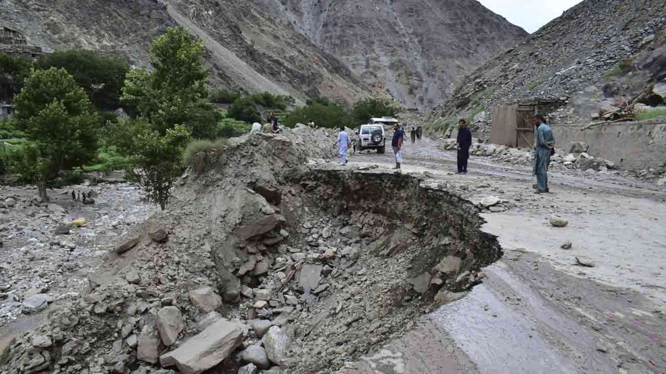 گلگت بلتستان میں مسلسل طوفانی بارشوں کے باعث لینڈ سلائیڈنگ سے دیامر کی تحصیل چلاس میں سیاحتی مقام فیری میڈوز کا راستہ بند ہو گیا