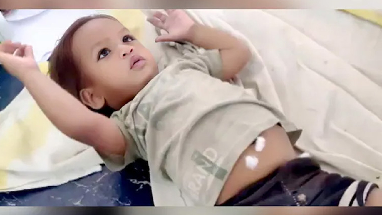 بھارت:ایک سالہ بچے نے کوبرا سانپ کو کاٹ کر مار ڈالا بھارت میں ایک سالہ بچے نے زہریلے کوبرا سانپ کو منہ سے کاٹ کر مار ڈالا جبکہ بچہ معجزانہ طور پر بچ گیا۔
