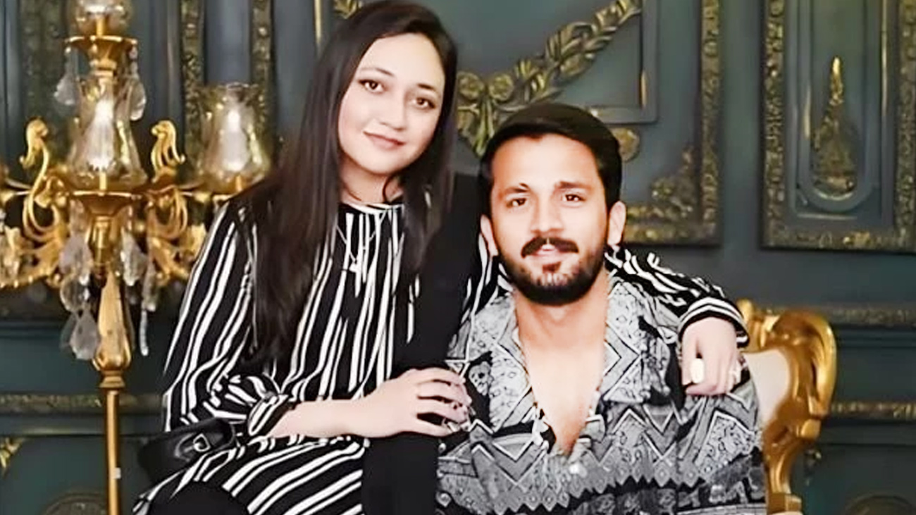 رجب بٹ اور ان کی اہلیہ کے درمیان اختلافات کھل کر سامنے آگئے معروف یوٹیوبر و فیملی ویلاگر رجب بٹ اور ان کی اہلیہ کے درمیان اختلافات کھل کر سامنے آگئے۔