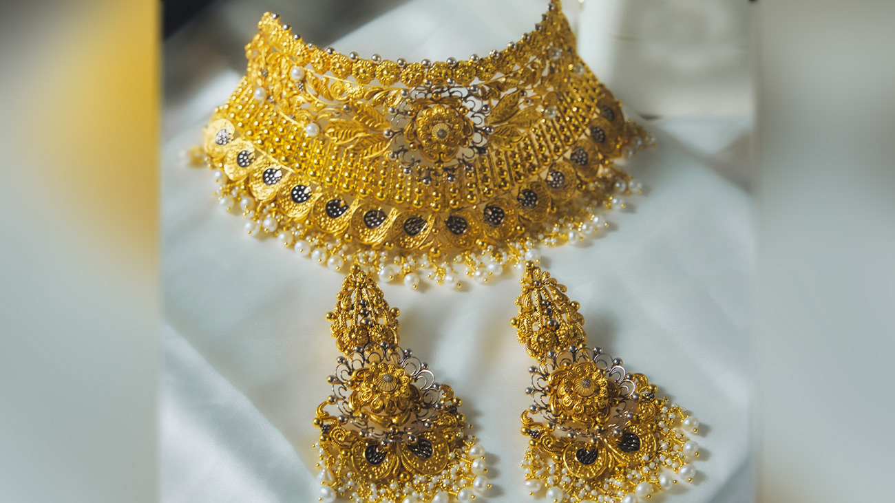 عالمی و ملکی صرافہ بازاروں میں سونے کی قیمتیں گر گئیں عالمی و ملکی صرافہ مارکیٹوں میں سونے کی قیمتوں میں کمی آگئی۔