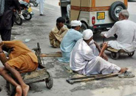 وفاقی وزیر داخلہ محسن نقوی نے ملک بھر میں منظم بھکاری گروہوں کی سرگرمیوں اور بھیک مانگنے کو ناقابلِ ضمانت جرم قرار دینے کی تجویز پیش کی ہے