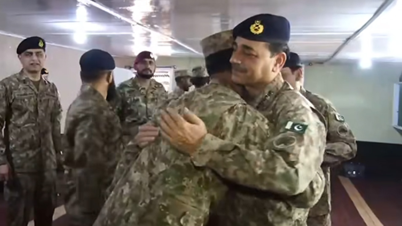  فیلڈ مارشل و آرمی چیف جنرل سید عاصم منیر نے لائن آف کنٹرول پر اگلے مورچوں کا دور کیا اور جوانوں کیساتھ عید منائی۔