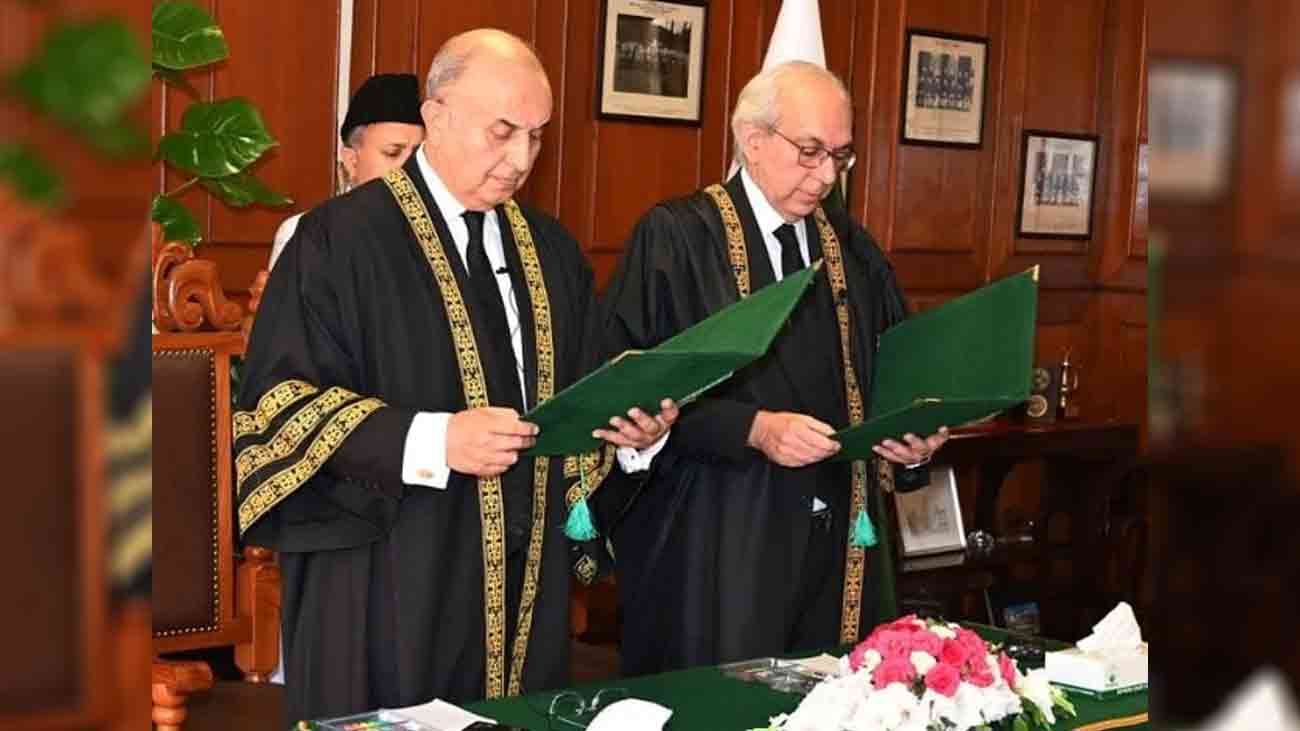 جسٹس منصور علی شاہ نے قائم مقام چیف جسٹس کا حلف اٹھا لیا سپریم کورٹ کے سینئر ترین جج جسٹس سید منصور علی شاہ نے قائم مقام چیف جسٹس آف پاکستان کے عہدے کا حلف اٹھا لیا