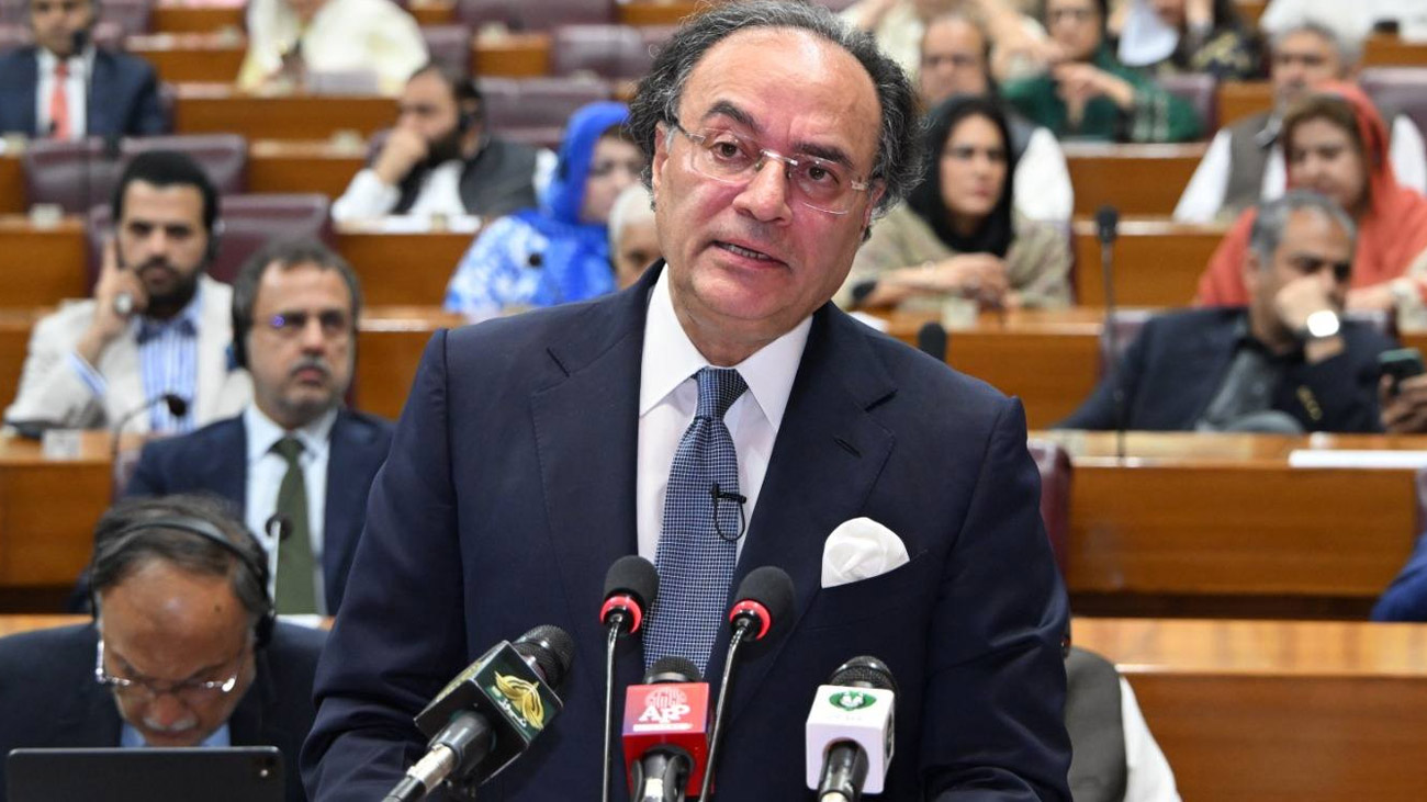 مالی سال 26-2025 کا بجٹ پیش، اپوزیشن کا ایوان میں شور شرابہ وفاقی وزیر خزانہ محمد اورنگزیب قومی اسمبلی میں بجٹ 26-2025 پیش کررہے ہیں۔