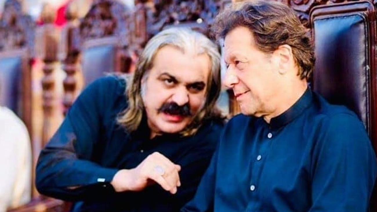 علی امین گنڈاپور کا بانی سے ملاقات نہ کرانے پر جلد لائحہ عمل دینے کا اعلان وزیراعلیٰ خیبرپختونخوا علی امین گنڈاپور نے بانی پی ٹی آئی عمران خان سے ملاقات نہ کرانے پر جلد لائحہ عمل دینے کا اعلان کردیا۔