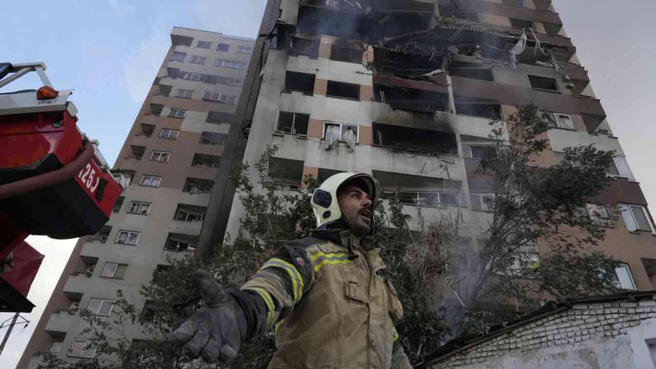 اسرائیل کے ایران پر تازہ فضائی حملے، مزید 3 ایٹمی سائنسدان شہید ایرانی دارالحکومت تہران میں اسرائیل کے تازہ فضائی حملوں میں مزید 3 ایٹمی سائنسدان شہید ہو گئے