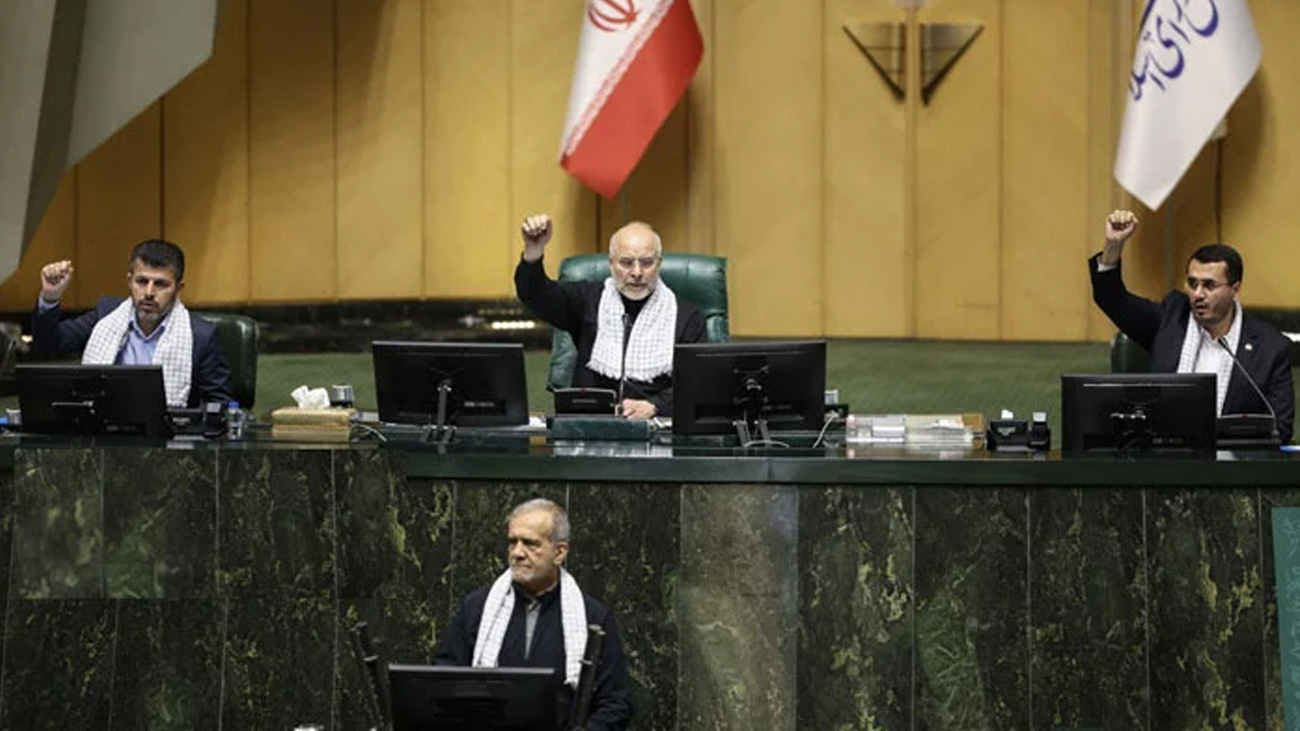 ایرانی پارلیمان میں شکریہ پاکستان کے نعروں کی گونج اسرائیلی جارحیت کے خلاف پاکستان کی جرات مندانہ حمایت پر ایران میں مثالی ردعمل سامنے آیا، ایرانی پارلیمان میں ارکان کی جانب سے شکریہ پاکستان کے فلک شگاف نعرے لگائے گئے۔