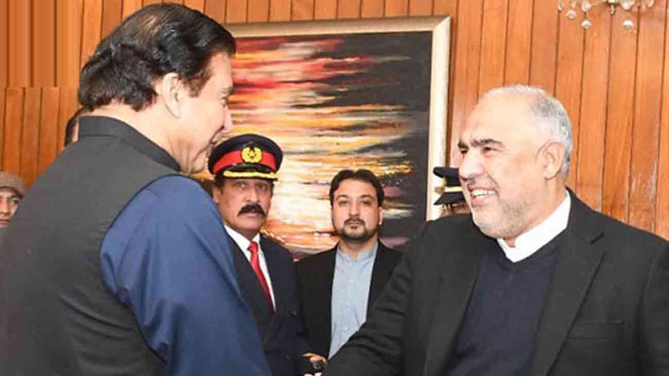 پی ٹی آئی کا بجٹ میں ووٹ نہ دینے کیلئے پیپلز پارٹی سے رابطہ پی ٹی آئی نے آئندہ مالی سال کے وفاقی بجٹ کی منظوری روکنے کی حکمت عملی کے تحت پیپلز پارٹی کو بجٹ ووٹنگ میں حصہ نہ لینے کی باضابطہ پیشکش کر دی