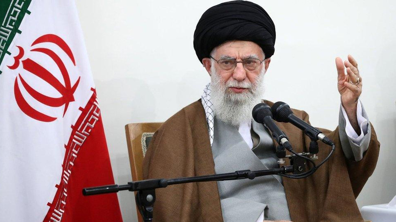 ایران کسی کے سامنے ہتھیار نہیں ڈالے گا: ایرانی سپریم لیڈر ایرانی سپریم لیڈر آیت اللہ خامنہ ای نے کہا ہے کہ ایرانی قوم کسی کے سامنے ہتھیار نہیں ڈالے گی ۔