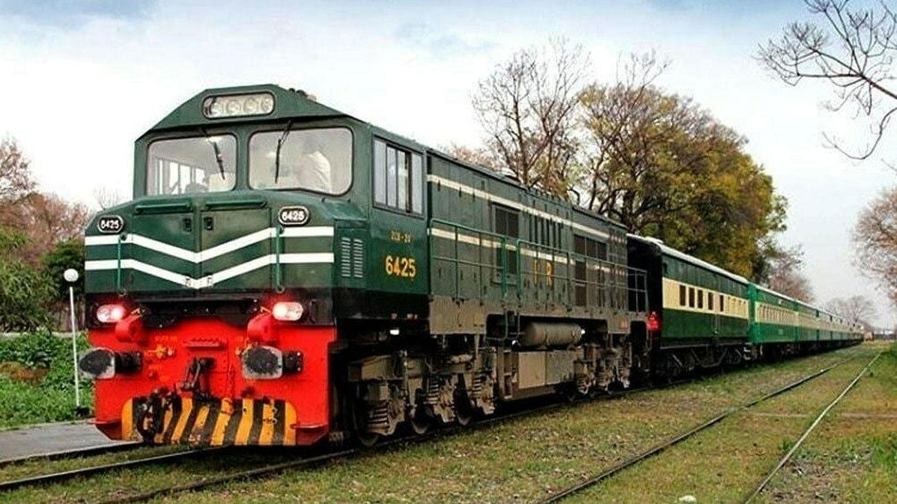 خانیوال: ٹرین حادثے میں 27 مسافر زخمی Khanewal railway station