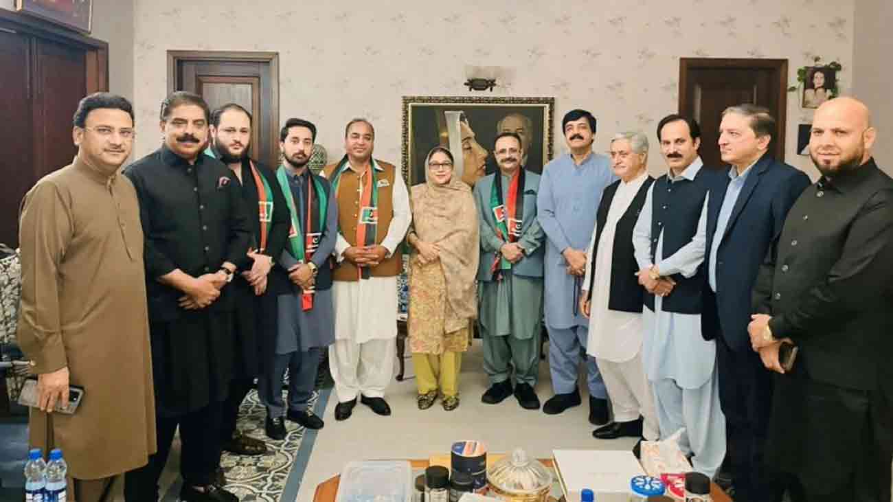 سردار تنویر الیاس پاکستان پیپلزپارٹی میں شامل آزاد کشمیر کی سیاست میں بڑی تبدیلی سامنے آگئی۔ سابق وزیراعظم آزاد کشمیر سردار تنویر الیاس نے پیپلزپارٹی میں شمولیت اختیار کرلی