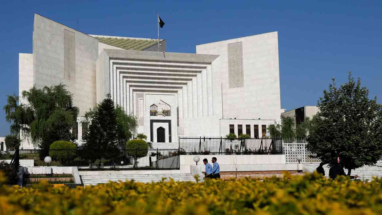 علی امین گنڈا پور اچانک جسٹس منصورعلی شاہ کی عدالت پہنچ گئے جسٹس منصور علی شاہ نے وزیراعلیٰ خیبرپختونخوا علی امین گنڈا پور کو عمران خان سے ملاقات کی درخواست پر رجسٹرار آفس سے رجوع کرنے کا مشورہ دے دیا