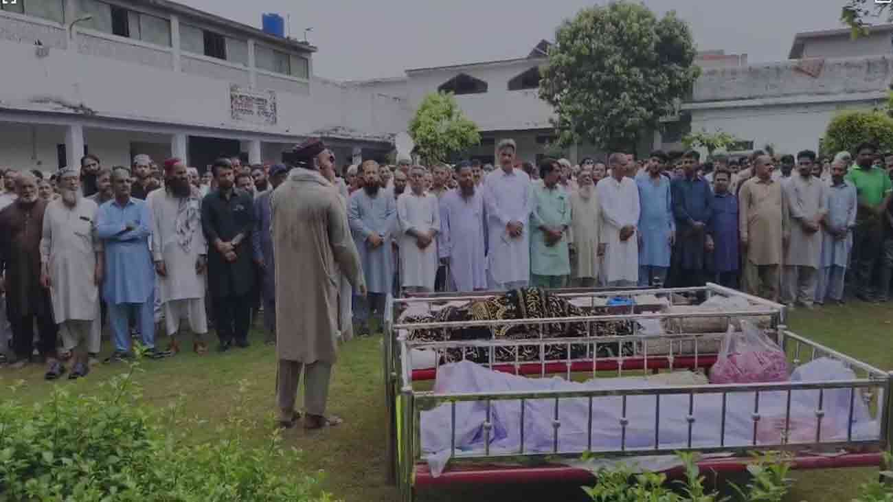 سانحہ دریائے سوات: ایک ہی خاندان کے 8 افراد کی نماز جنازہ ادا دریائے سوات کے دلخراش واقعے میں ایک ہی خاندان کے 8 افراد کی نماز جنازہ ڈسکہ میں ادا کی گئی، جس میں سینکڑوں افراد نے شرکت کی
