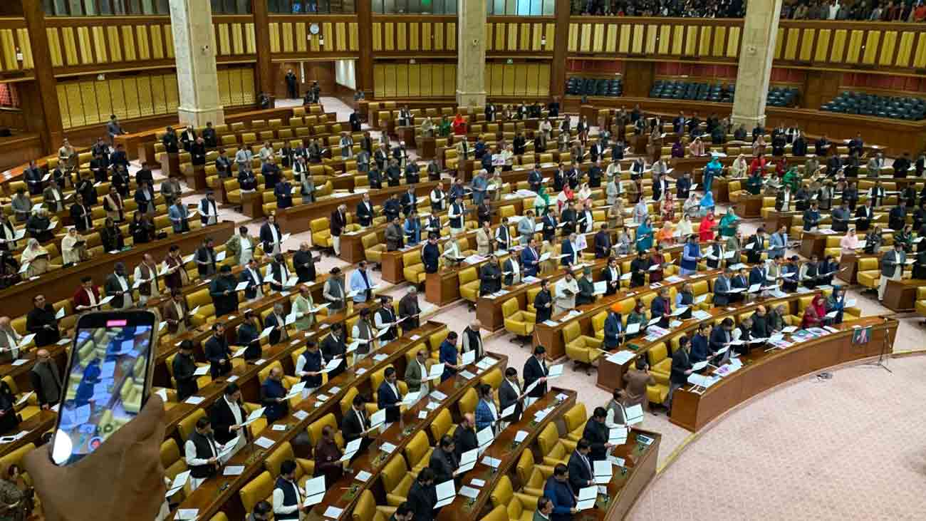 مریم نواز کی تقریر کے دوران شور، پی ٹی آئی کے 26 ارکان کی رکنیت معطل سپیکر پنجاب اسمبلی نے وزیراعلیٰ مریم نواز کی تقریر کے دوران شور اور ہلڑ بازی کرنے پر اپوزیشن کے 26 ارکان کو معطل کر دیا