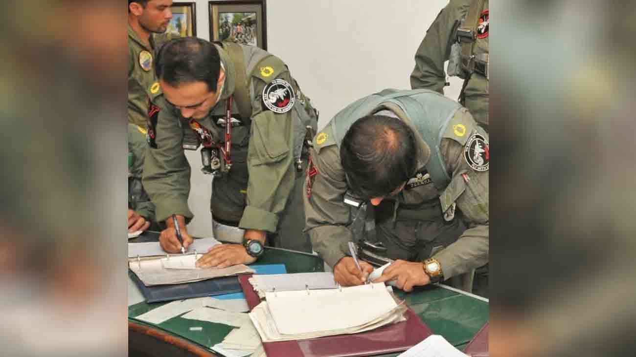 بھارت کے خلاف مؤثر اور ہدف شکن فضائی کارروائی کرنے والے پاکستانی پائلٹس کی تصاویر سامنے آگئی ہیں جنہوں نے دشمن کے ایئربیسز کو تباہ کر کے تاریخ رقم کر دی