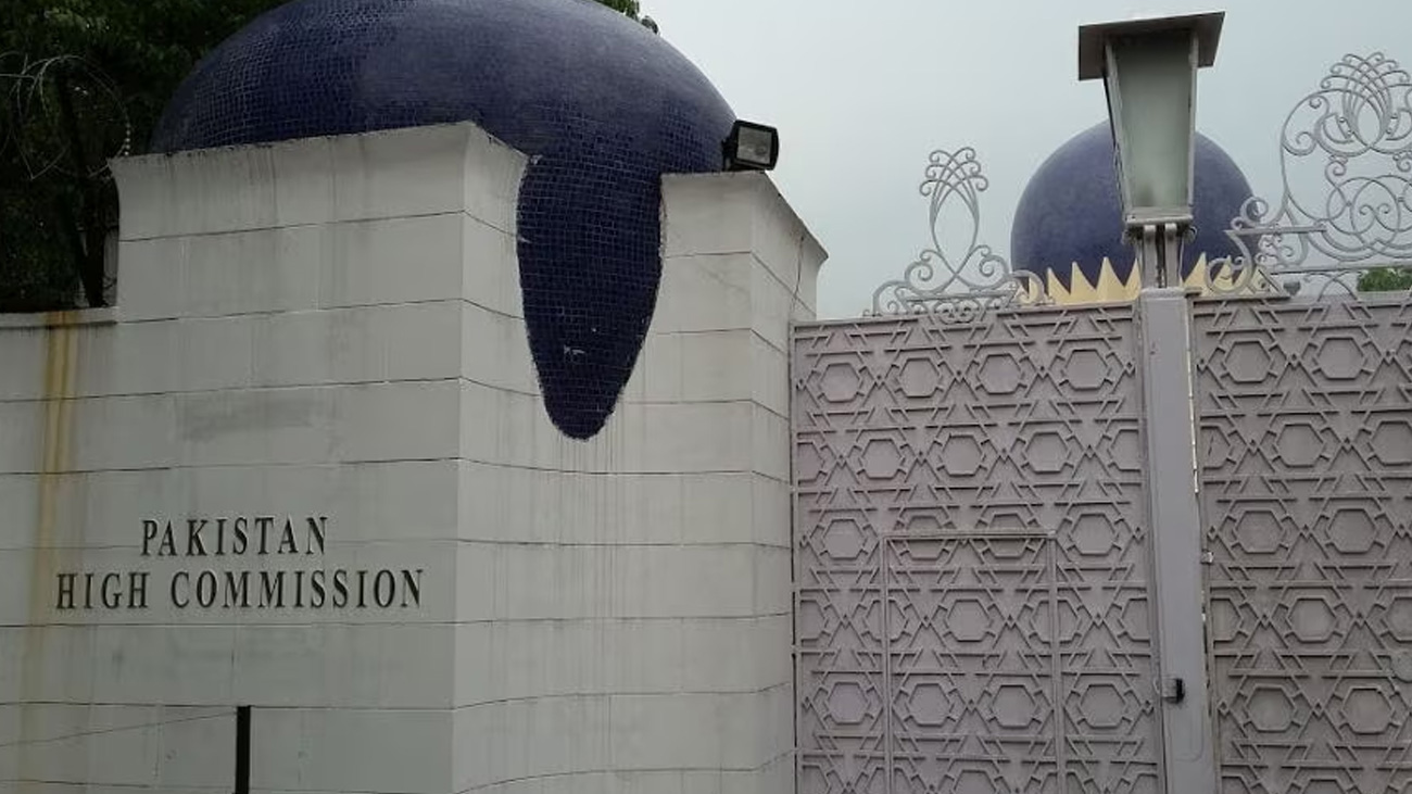 بھارت کا پاکستانی سفارتی اہلکار کو ناپسندیدہ قرار دے کر ملک چھوڑنے کا حکم بھارت نے نئی دہلی میں تعینات پاکستانی ہائی کمیشن کے ایک اہلکار کو "ناپسندیدہ شخص" قرار دیتے ہوئے 24 گھنٹوں کے اندر ملک چھوڑنے کا حکم دے دیا ۔