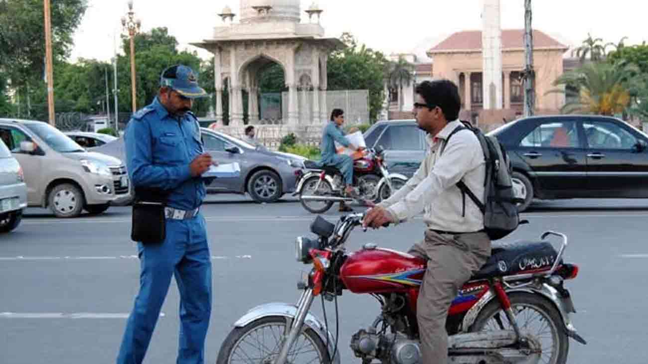 ٹریفک قوانین میں بڑی تبدیلی: اب چالان نہیں، سیدھی گرفتاری سڑکوں پر بڑھتے ہوئے حادثات، ٹریفک جام اور شہریوں کی جان و مال کے تحفظ کو یقینی بنانے کے لیے ٹریفک قوانین کو مزید سخت کر دیا گیا