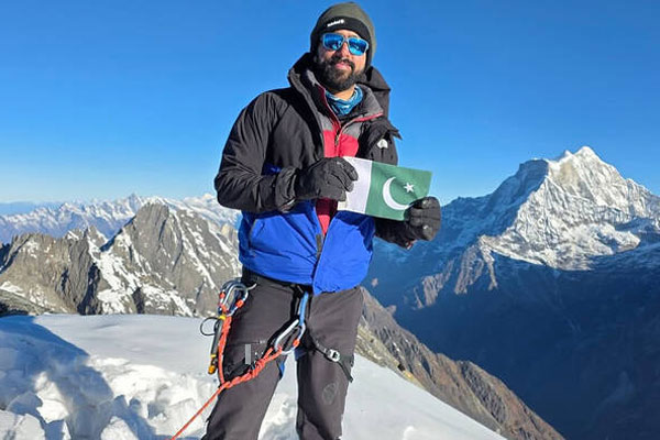 پاکستانی کوہ پیماء نے تاریخی اعزاز اپنے نام کر لیا Saad Munawar