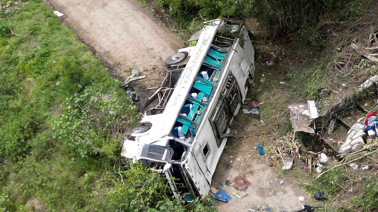 یونیورسٹی بس کو خوفناک حادثہ، 9 افراد لقمہ اجل بن گئے Colombia bus accident