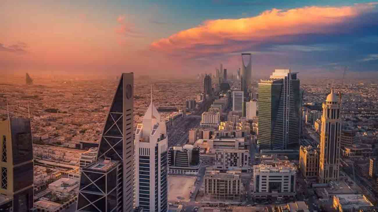 سعودی عرب کا 600 سیاحتی مقامات پر شراب کی اجازت دینے کا اعلان سعودی عرب نے ایک تاریخی اور حیران کن فیصلے میں 2026 تک 600 سیاحتی مقامات پر شراب کی اجازت دینے کا اعلان کر دیا