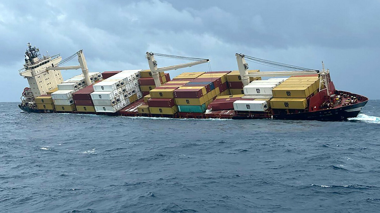 خطرناک سامان سے لدا بحری جہاز بھارتی ساحل کے قریب ڈوب گیا Container ship sinking