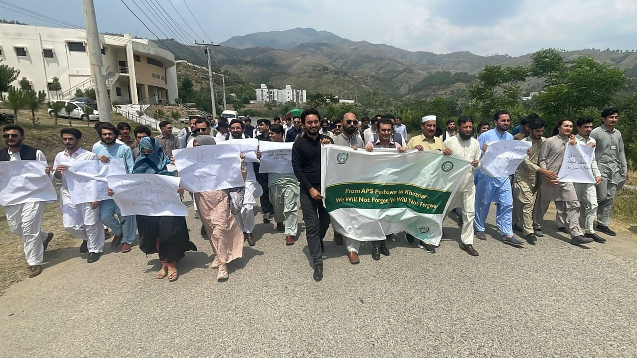 سوات یونیورسٹی میں خضدار بس حملے کی مذمت کیلئے سیمینار و یکجہتی واک یونیورسٹی آف سوات میں سماجی ہم آہنگی، قومی یکجہتی کے فروغ اور اے پی ایس خضدار بس حملے کی مذمت کے لیے سیمینار اور یکجہتی واک کا انعقاد کیا گیا۔