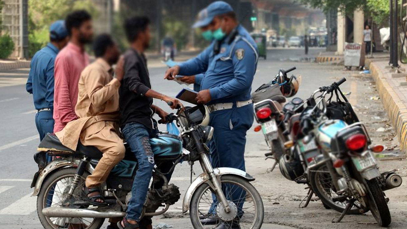 ٹریفک قوانین کی خلاف ورزی پر جرمانے میں 10 گنا اضافے کا فیصلہ پنجاب حکومت نے ٹریفک قوانین کی خلاف ورزی پر جرمانوں میں 10 گنا اضافے کا فیصلہ کرلیا۔