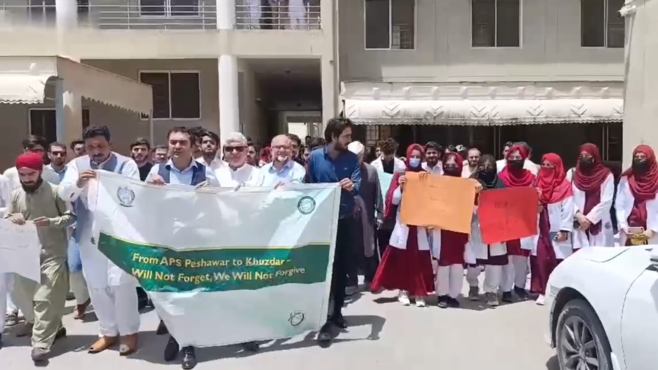 سیدو میڈیکل کالج سوات میں سنٹر آف ایکسیلنس خیبرپختونخوا کے زیر اہتمام اے پی ایس خضدار بس حملے کی مذمت اور قومی یکجہتی کے فروغ کے لیےسیمینار اور یکجہتی واک کا انعقاد کیا گیا۔