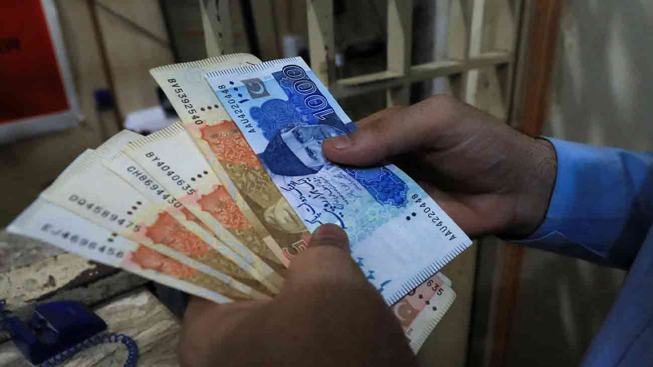 عوام کیلئے 5 لاکھ کمانے کا سنہری موقع، حکومت کا اہم اعلان فیڈرل بورڈ آف ریونیو (ایف بی آر) نے ملک بھر میں اسمگلنگ کے خلاف نشاندہی کرنے پر عوام کے لئے 5 لاکھ روپے کے انعام کا اعلان کیا