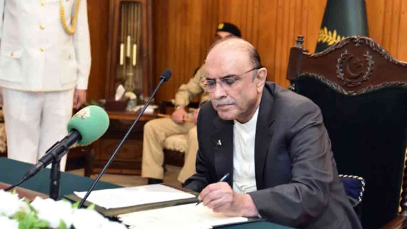 18 برس سے کم عمری کی شادی کی ممانعت کے بل پر دستخط، قانون بن گیا صدر مملکت آصف عی زرداری نے 18 برس سے کم عمری کی شادی کی ممانعت کے بل پر دستخط کر دیئے جس کے بعد بل قانون بن گیا