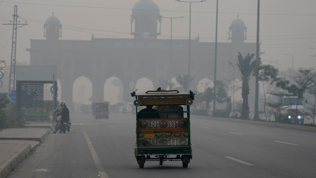 لاہور آلودگی میں عالمی ادارہ صحت ڈبلیو ایچ او کے مقرر معیار سے کئی گنا زیادہ آگے نکل گیا