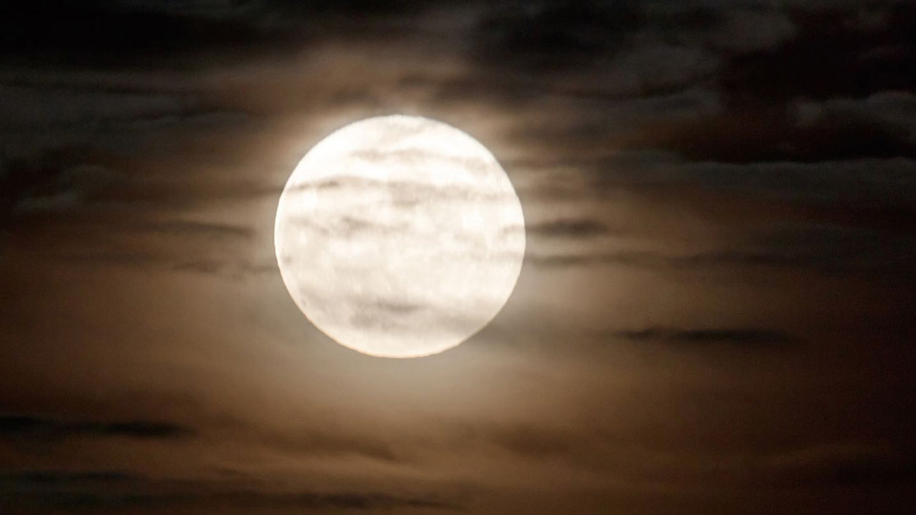 یہ سپر مون عام چاند کے مقابلے میں 14 فیصد بڑا اور تقریباً 30 فیصد زیادہ روشن دکھائی دے گا