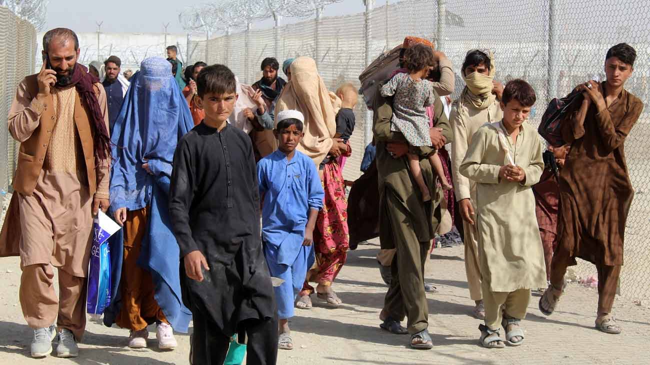 حکومت ایک طرف دہشت گردی کے حوالے سے استعمال ہونے والی افغان سر زمین کی روتھام کے لیے اقدامات کر رہی تو وہیں پاکستان، ایران اور وسطی ایشاء سے افغان باشندوں کے انخلا کا سلسلہ بھی تیزی سے جاری ہے۔