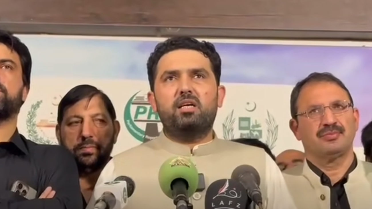 وزیراعلیٰ خیبرپختونخوا سہیل آفریدی نے کہا ہے 27ویں آئینی ترمیم صوبائی خود مختاری پر ڈاکے کے مترادف ہے، بھرپور مخالفت کریں گے۔